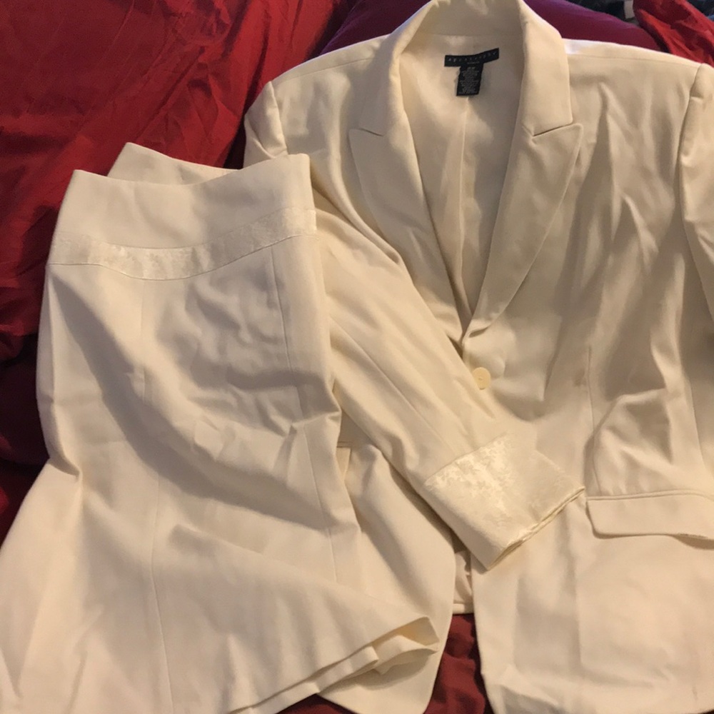 NWT Apostrophe eggshell suit
